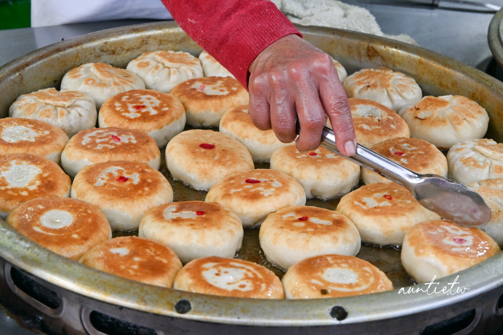【新北】永和｜永安蔥油餅，智光黃昏市場排隊美食，韭菜盒子、蔥油餅都好吃！