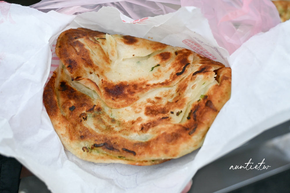 【新北】永和｜永安蔥油餅，智光黃昏市場排隊美食，韭菜盒子、蔥油餅都好吃！