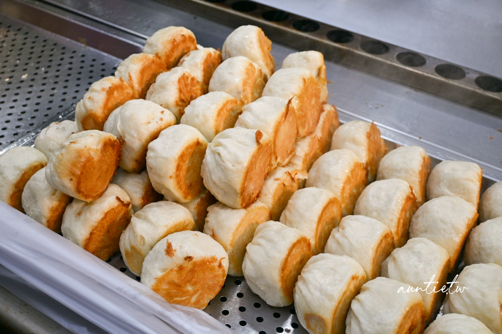 【新北】永和｜蔡家水煎包鍋貼，帶有肉汁的微酥水煎包，智光黃昏市場小吃