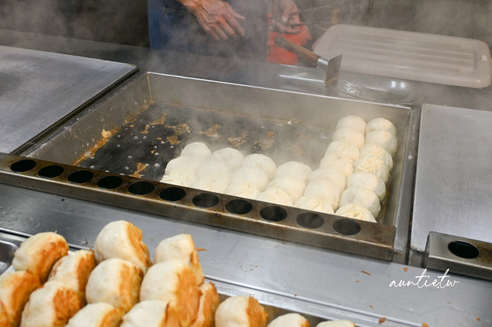 【新北】永和｜蔡家水煎包鍋貼，帶有肉汁的微酥水煎包，智光黃昏市場小吃