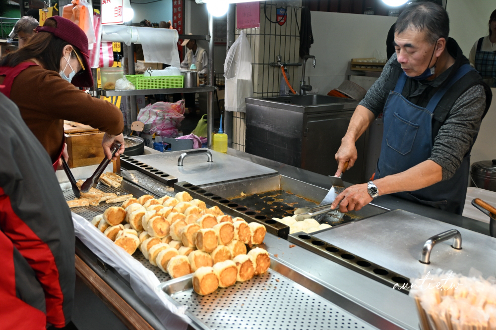 【新北】永和｜蔡家水煎包鍋貼，帶有肉汁的微酥水煎包，智光黃昏市場小吃