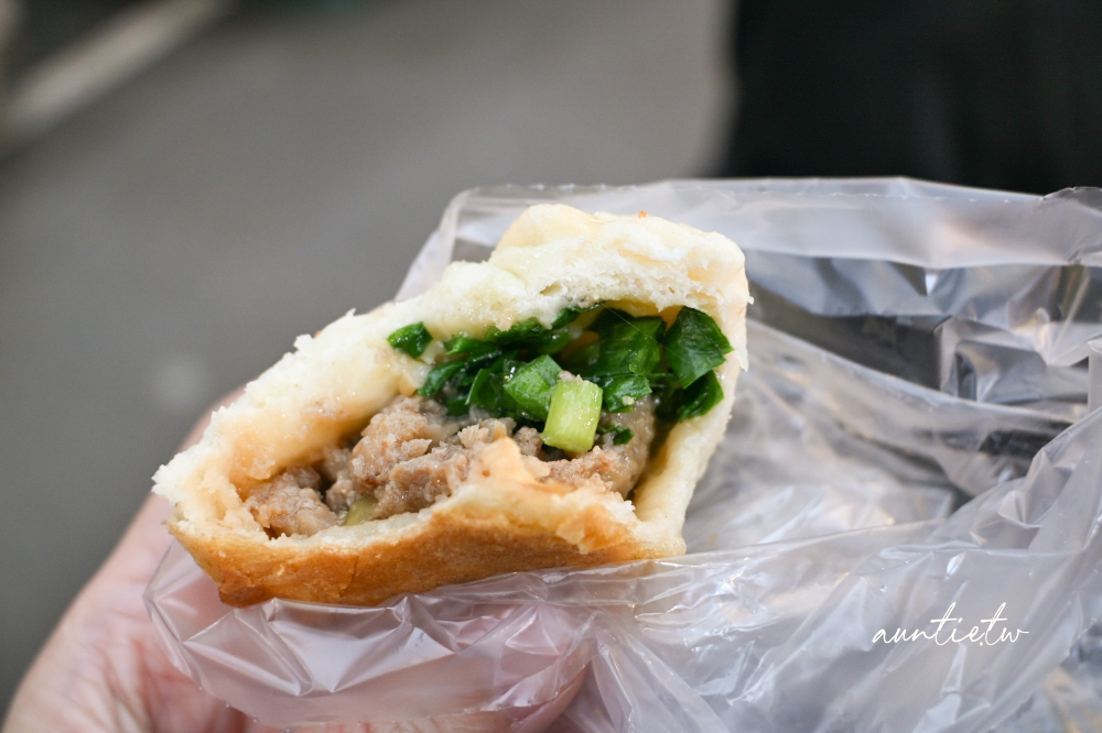 【新北】永和｜蔡家水煎包鍋貼，帶有肉汁的微酥水煎包，智光黃昏市場小吃