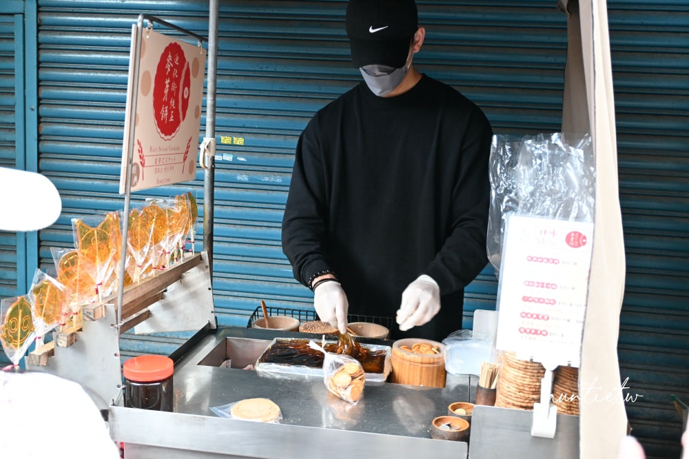 【台北】迪化街｜迪化街純正麥芽餅，永樂市場麥芽糖餅，排得沒完沒了，軟Ｑ麥芽糖煎餅