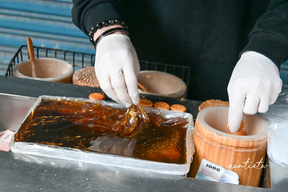 【台北】迪化街｜迪化街純正麥芽餅，永樂市場麥芽糖餅，排得沒完沒了，軟Ｑ麥芽糖煎餅