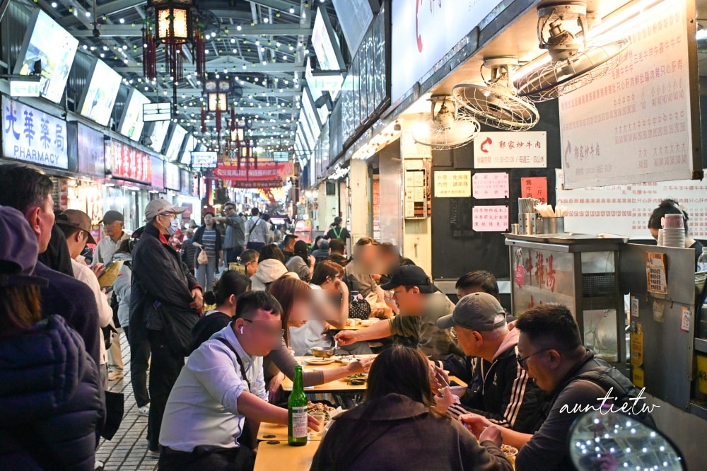 【台北】龍山寺｜郭家炒牛肉，華西街夜市排隊美食無人能敵，人氣最旺就是這一攤啦！