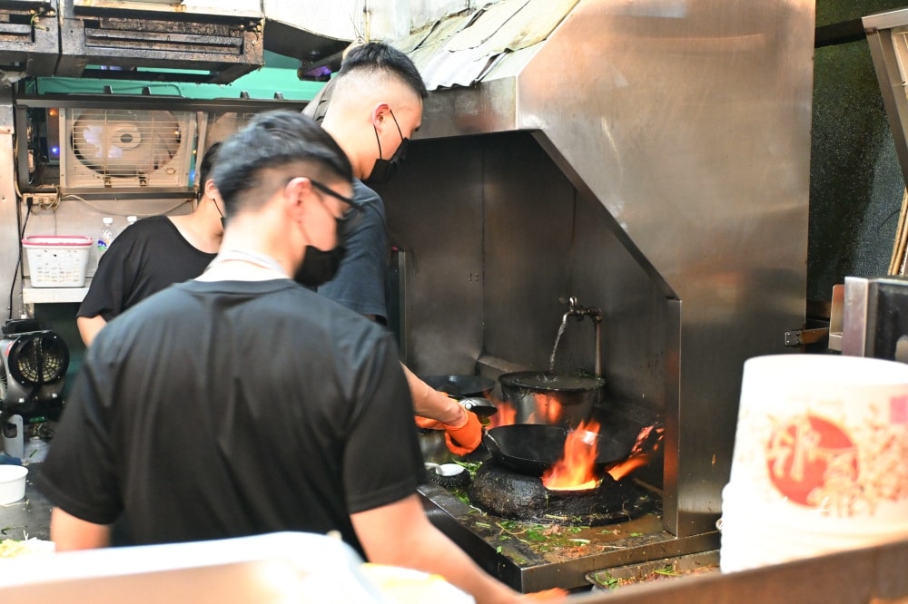 【台北】龍山寺｜郭家炒牛肉，華西街夜市排隊美食無人能敵，人氣最旺就是這一攤啦！