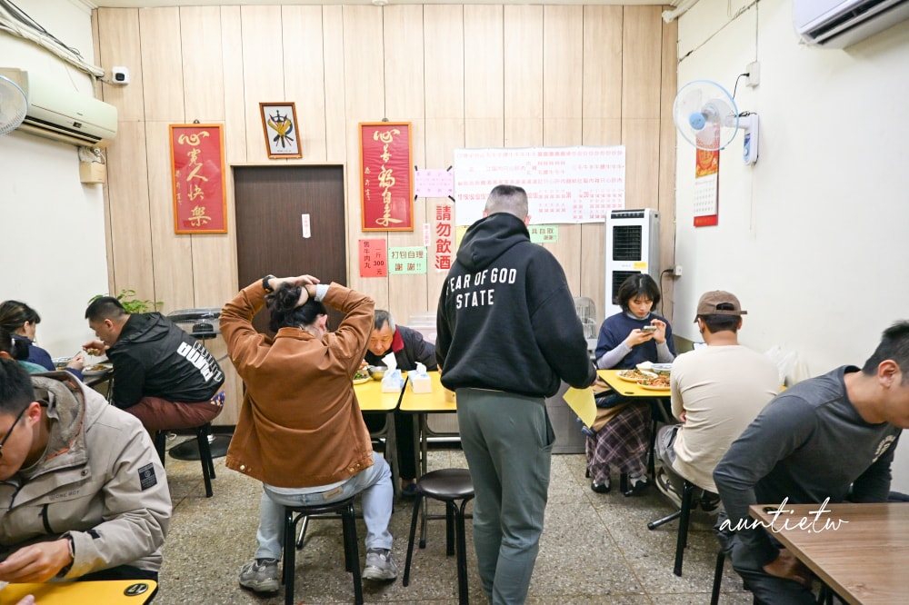 【台北】龍山寺｜郭家炒牛肉，華西街夜市排隊美食無人能敵，人氣最旺就是這一攤啦！