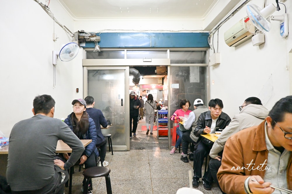 【台北】龍山寺｜郭家炒牛肉，華西街夜市排隊美食無人能敵，人氣最旺就是這一攤啦！