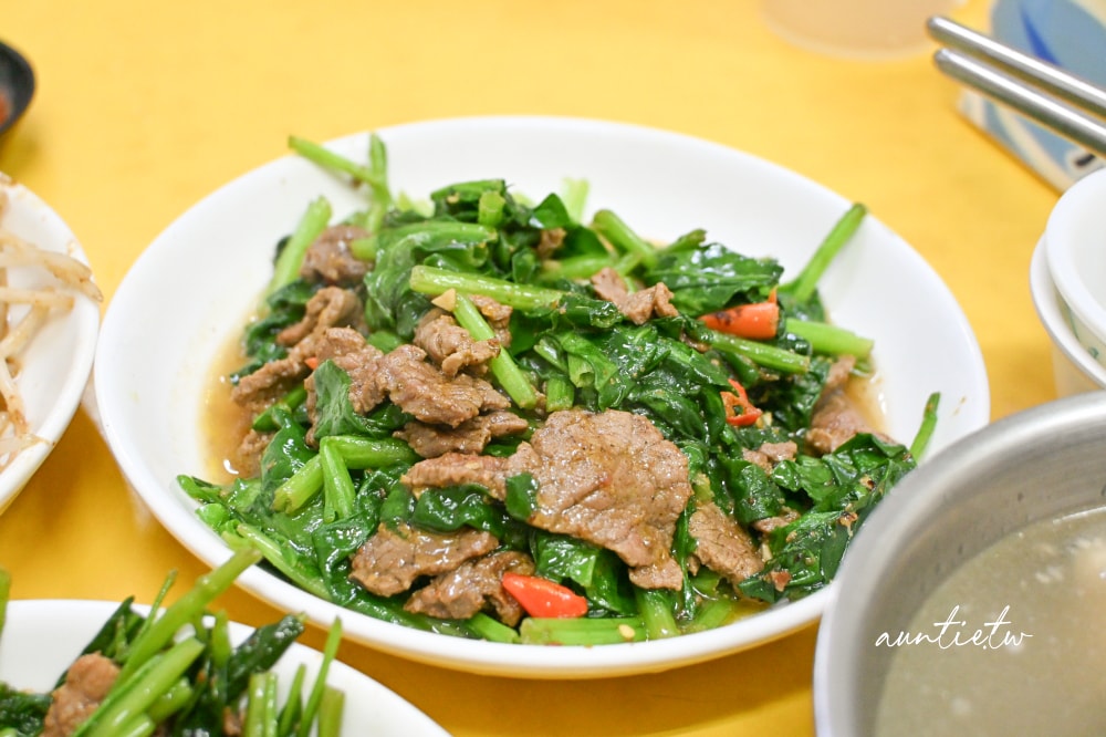 【台北】龍山寺｜郭家炒牛肉，華西街夜市排隊美食無人能敵，人氣最旺就是這一攤啦！