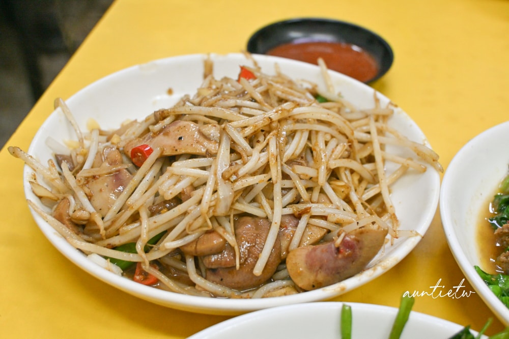 【台北】龍山寺｜郭家炒牛肉，華西街夜市排隊美食無人能敵，人氣最旺就是這一攤啦！