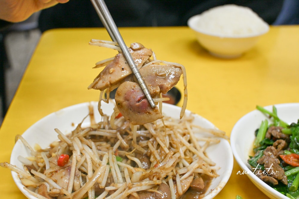 【台北】龍山寺｜郭家炒牛肉，華西街夜市排隊美食無人能敵，人氣最旺就是這一攤啦！
