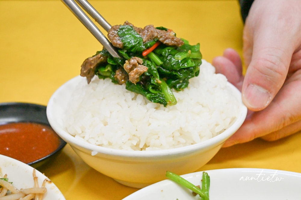 【台北】龍山寺｜郭家炒牛肉，華西街夜市排隊美食無人能敵，人氣最旺就是這一攤啦！