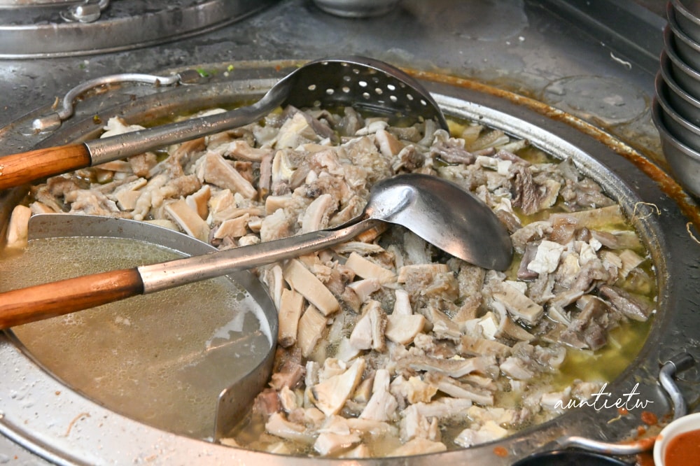 【台北】龍山寺｜郭家炒牛肉，華西街夜市排隊美食無人能敵，人氣最旺就是這一攤啦！