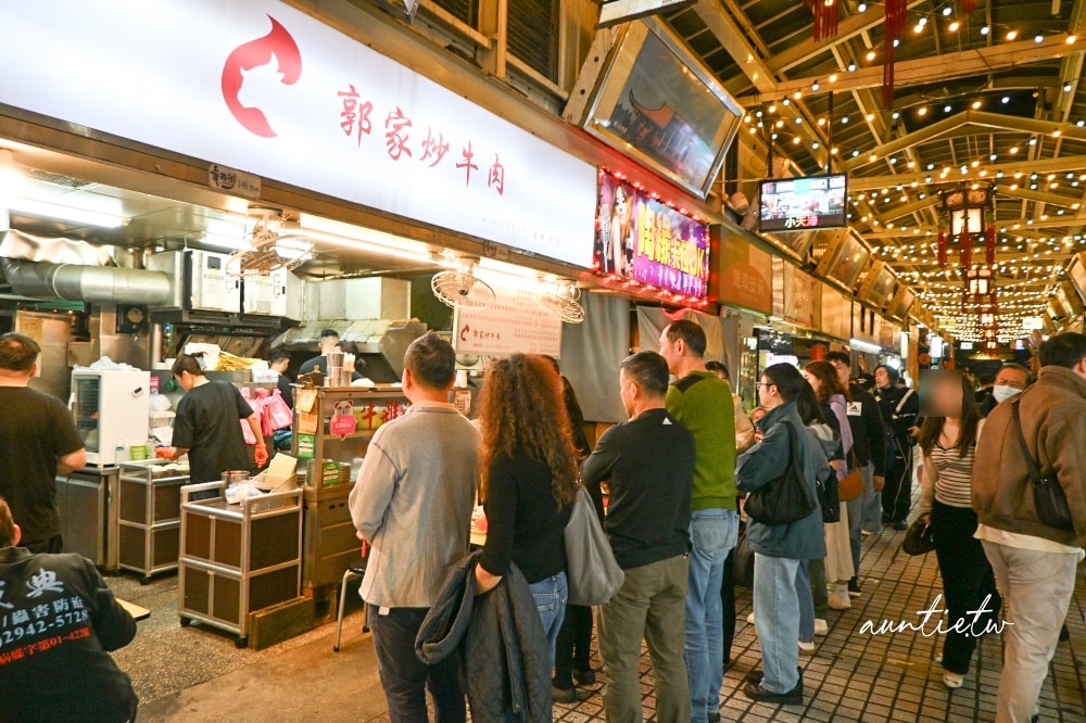 【台北】龍山寺｜郭家炒牛肉，華西街夜市排隊美食無人能敵，人氣最旺就是這一攤啦！