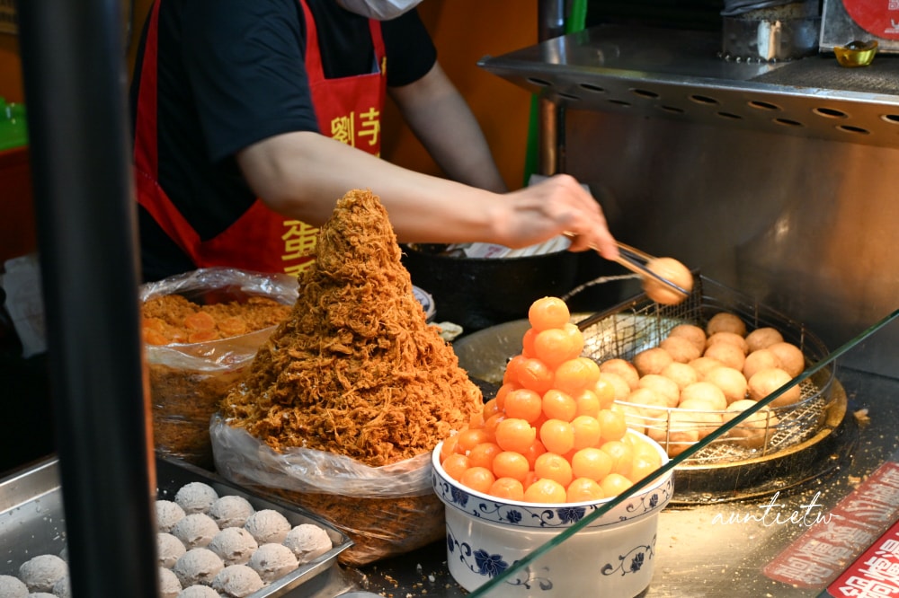 【台北】寧夏夜市美食|劉芋仔蛋黃芋餅,香酥蛋黃包肉鬆芋泥,不油不膩低消兩顆起 - 第4張圖 【台北】寧夏夜市美食|劉芋仔蛋黃芋餅,香酥蛋黃包肉鬆芋泥,不油不膩低消兩顆起