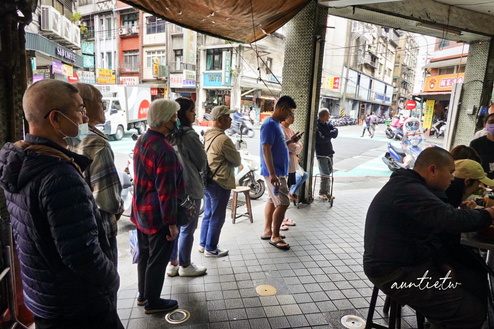 【基隆】仁愛區|三角窗麵担,單純豬油油蔥香,簡單乾麵搭配餛飩,基隆古早味麵店推薦 - 第3張圖 【基隆】仁愛區|三角窗麵担,單純豬油油蔥香,簡單乾麵搭配餛飩,基隆古早味麵店推薦