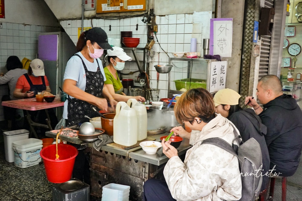 【基隆】仁愛區｜三角窗麵担，單純豬油油蔥香，簡單乾麵搭配餛飩，基隆古早味麵店推薦