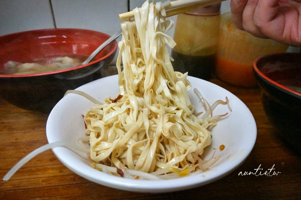 【基隆】仁愛區|三角窗麵担,單純豬油油蔥香,簡單乾麵搭配餛飩,基隆古早味麵店推薦 - 第8張圖 【基隆】仁愛區|三角窗麵担,單純豬油油蔥香,簡單乾麵搭配餛飩,基隆古早味麵店推薦