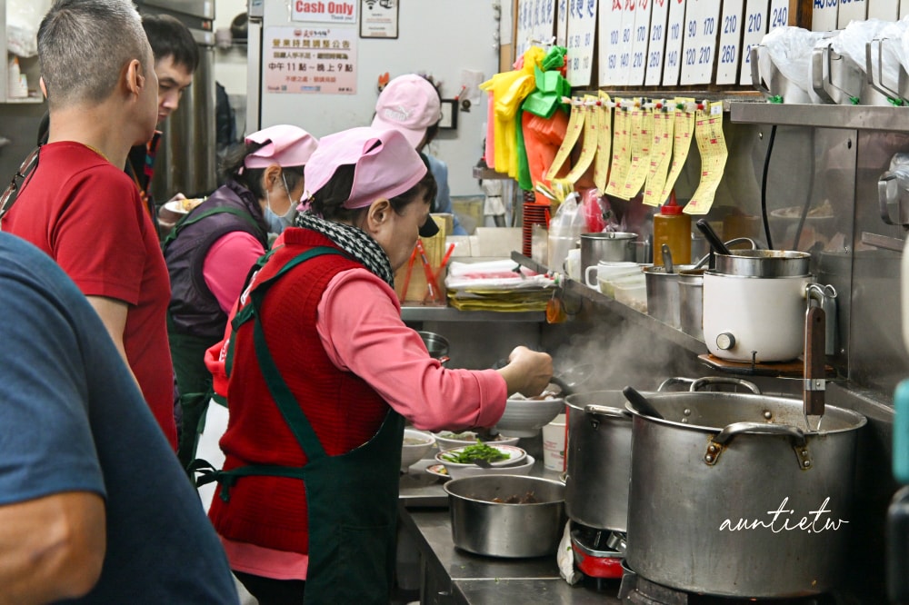 【台北】北投|吳家牛肉麵,北投老字號牛肉麵,排隊人潮滿滿,眷村味牛肉麵 - 第3張圖 【台北】北投|吳家牛肉麵,北投老字號牛肉麵,排隊人潮滿滿,眷村味牛肉麵