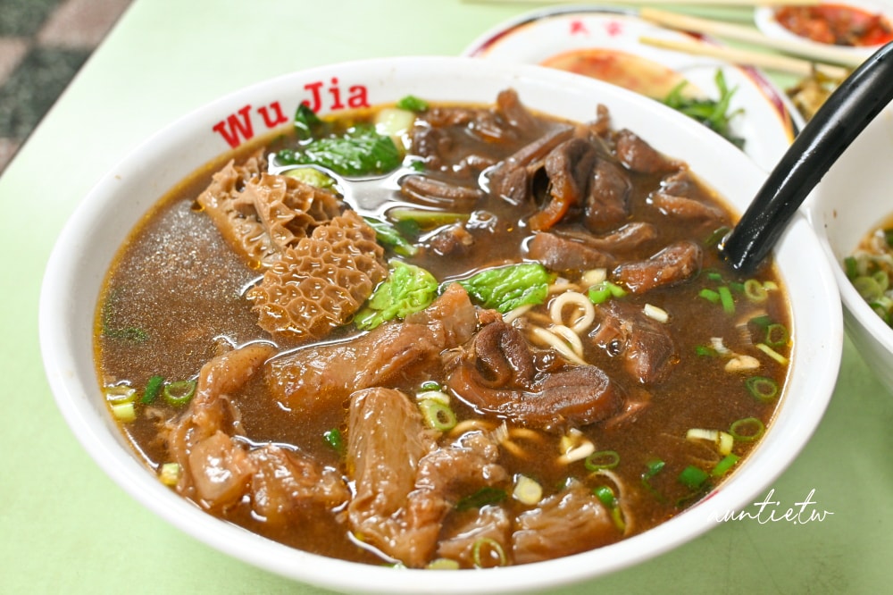 【台北】北投｜吳家牛肉麵，北投老字號牛肉麵，排隊人潮滿滿，眷村味牛肉麵