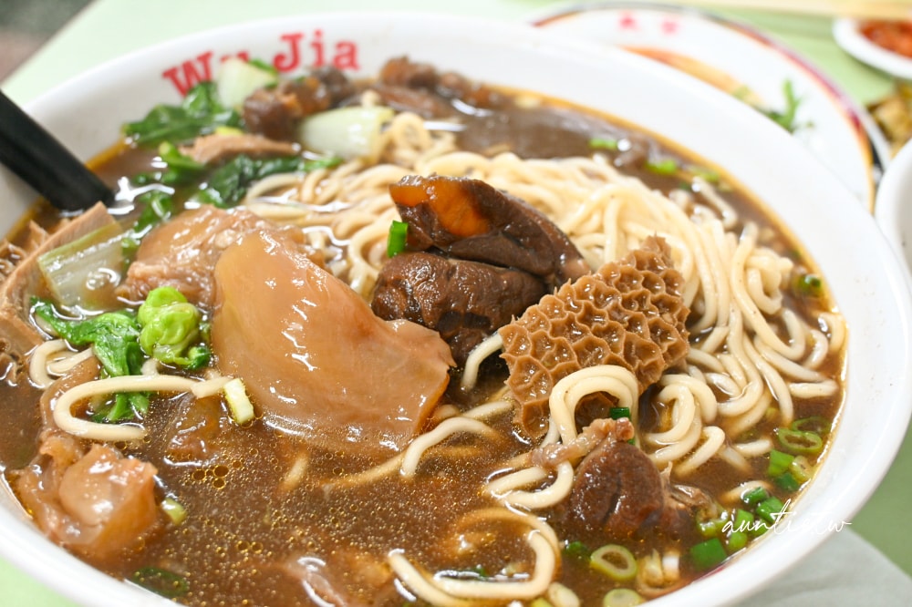 【台北】北投｜吳家牛肉麵，北投老字號牛肉麵，排隊人潮滿滿，眷村味牛肉麵