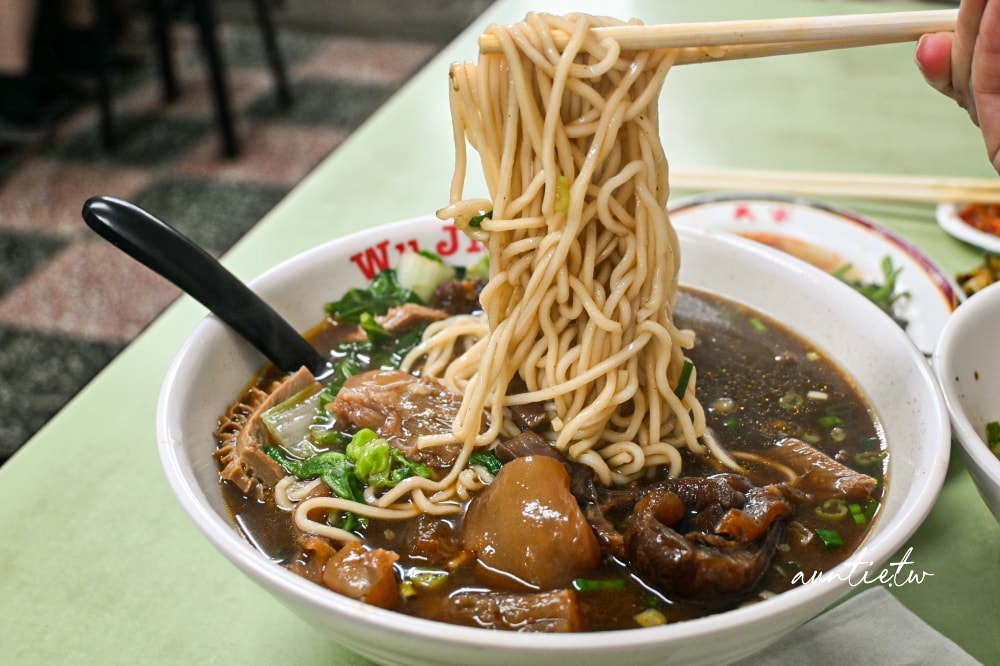 【台北】北投|吳家牛肉麵,北投老字號牛肉麵,排隊人潮滿滿,眷村味牛肉麵 - 第15張圖 【台北】北投|吳家牛肉麵,北投老字號牛肉麵,排隊人潮滿滿,眷村味牛肉麵