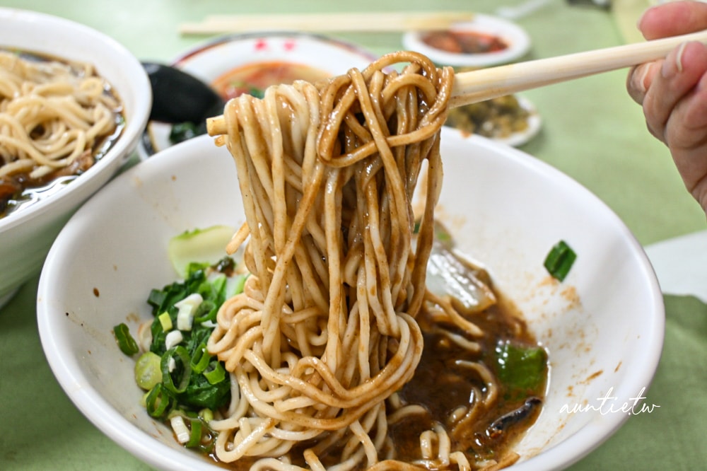 【台北】北投|吳家牛肉麵,北投老字號牛肉麵,排隊人潮滿滿,眷村味牛肉麵 - 第19張圖 【台北】北投|吳家牛肉麵,北投老字號牛肉麵,排隊人潮滿滿,眷村味牛肉麵