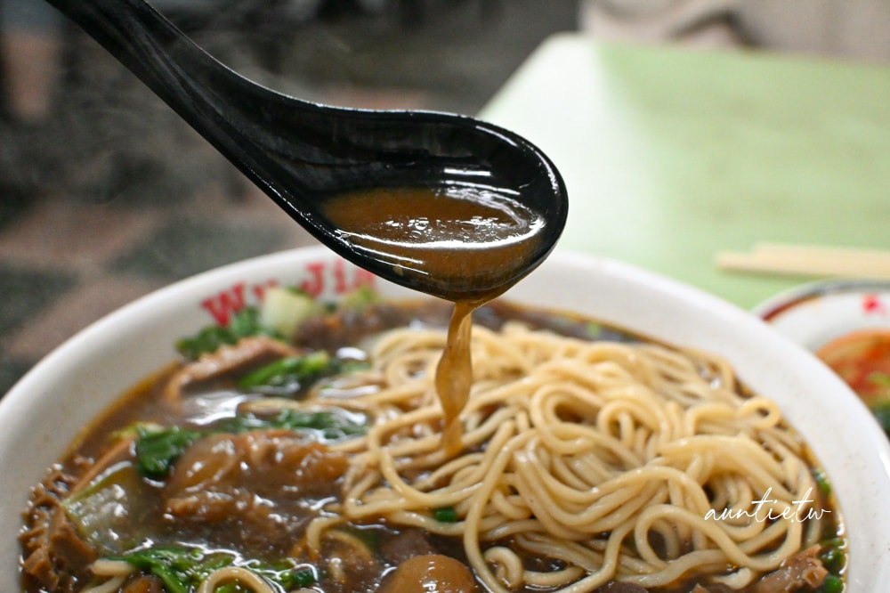 【台北】北投｜吳家牛肉麵，北投老字號牛肉麵，排隊人潮滿滿，眷村味牛肉麵