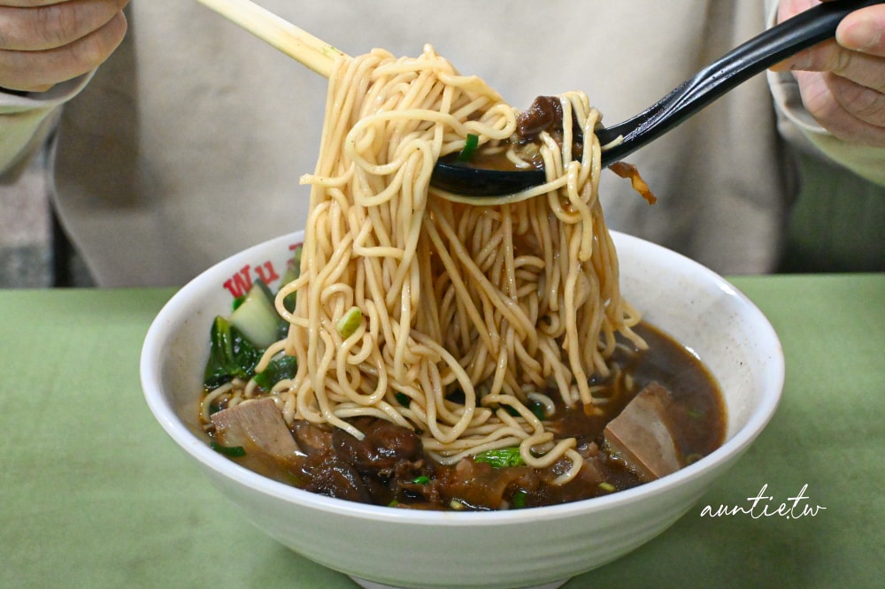 【台北】北投｜吳家牛肉麵，北投老字號牛肉麵，排隊人潮滿滿，眷村味牛肉麵