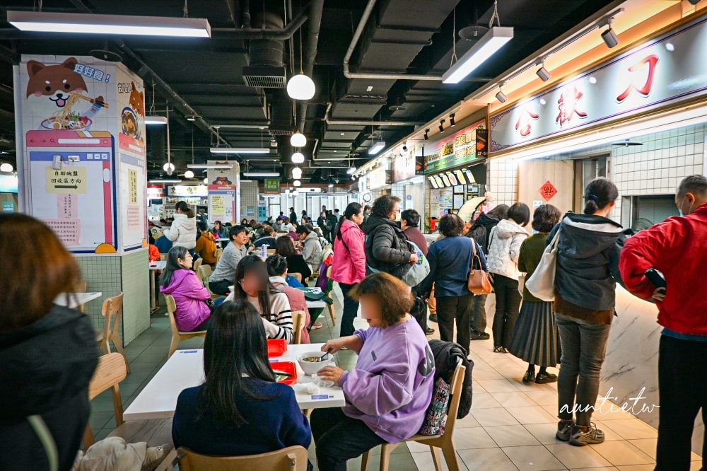 【台北】南門市場｜合歡刀削麵館，一開店就排隊排到樓梯口，南門市場二樓美食街人氣美食