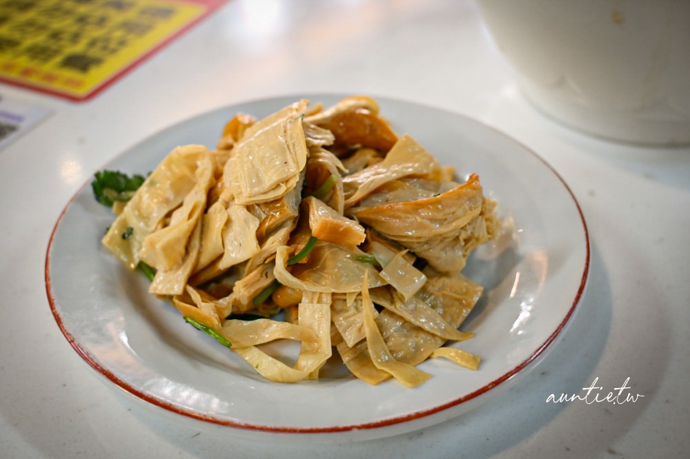 【台北】南門市場｜合歡刀削麵館，一開店就排隊排到樓梯口，南門市場二樓美食街人氣美食