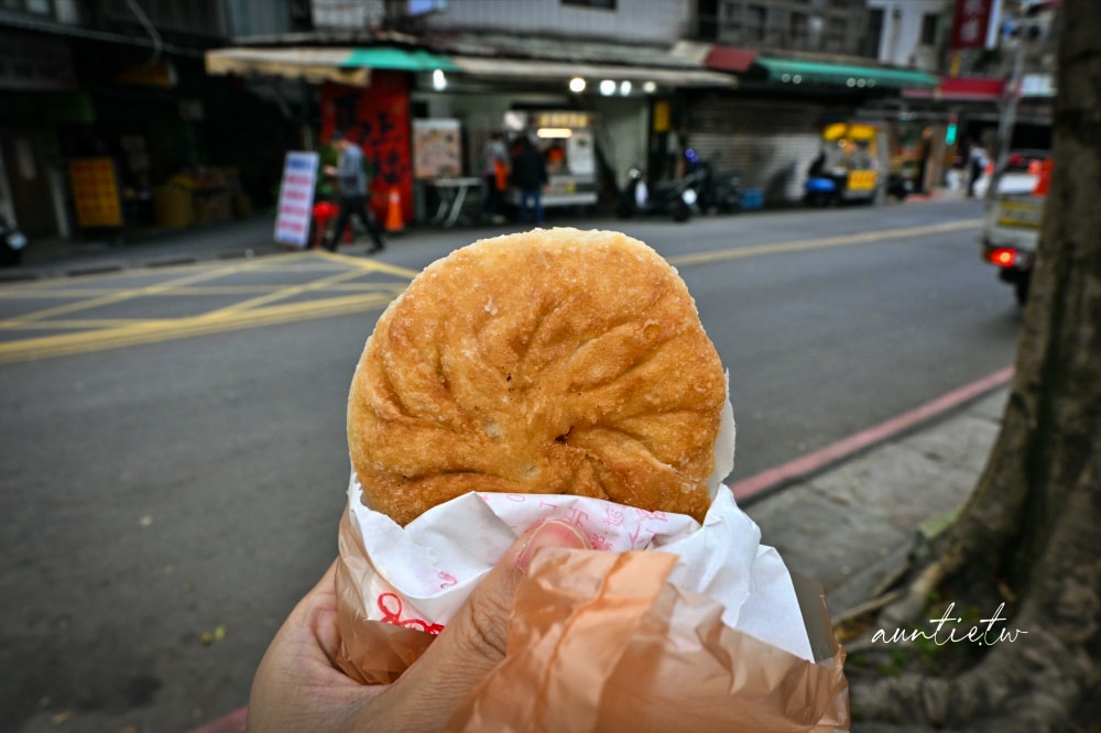 【新北】南勢角站｜北平餡餅，和平街黃昏市場美食，在地人推薦銅板美食