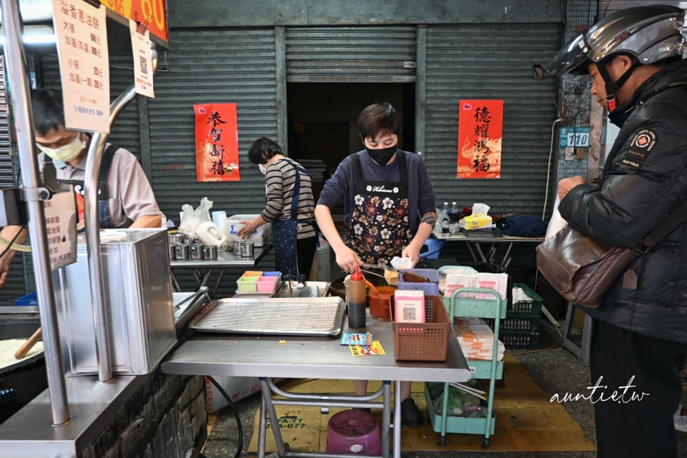 【新北】南勢角｜溢香蔥油餅，酥香有有咬勁，南勢角現做蔥油餅推薦