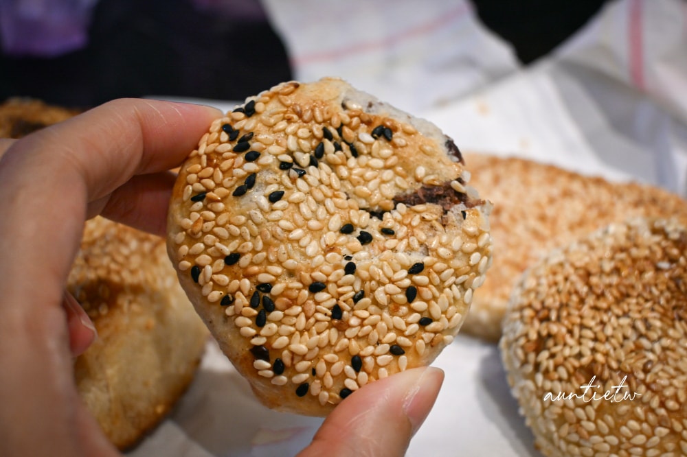 【台北】南港｜南港老張燒餅店，甜鹹都好吃，台北最強碳烤胡椒餅燒餅