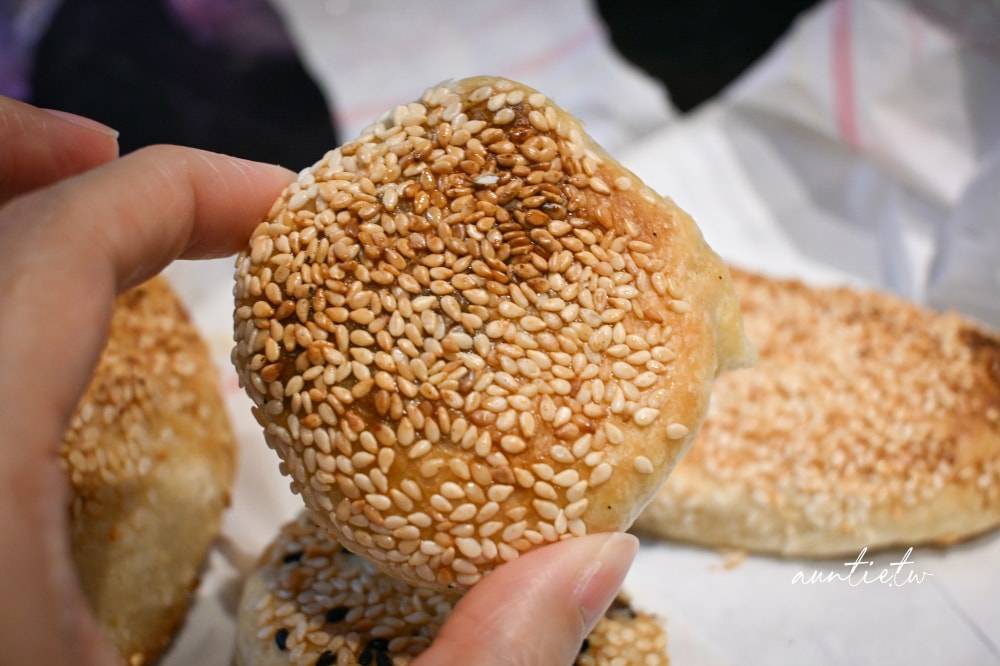 【台北】南港｜南港老張燒餅店，甜鹹都好吃，台北最強碳烤胡椒餅燒餅
