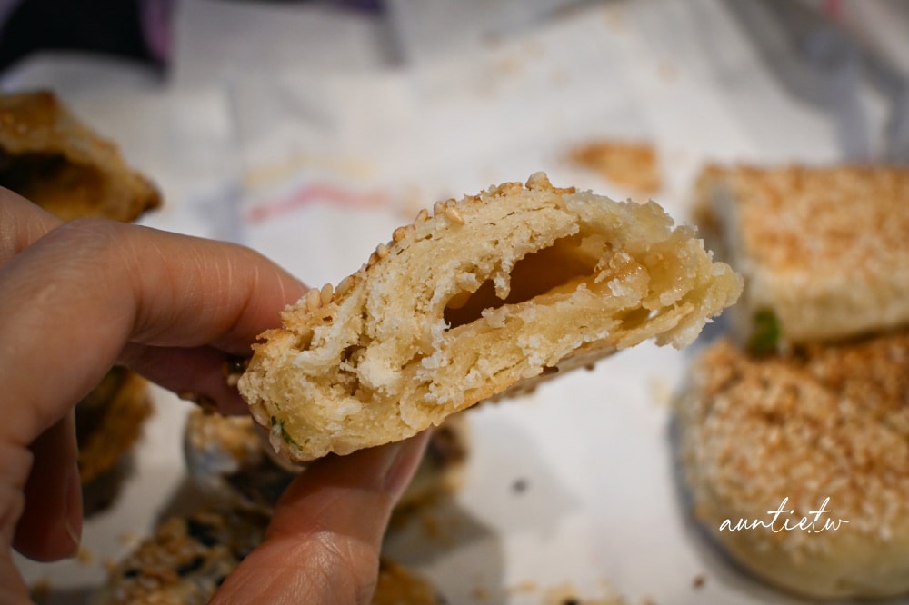 【台北】南港｜南港老張燒餅店，甜鹹都好吃，台北最強碳烤胡椒餅燒餅