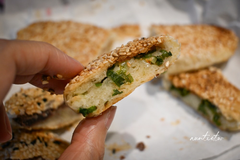 【台北】南港｜南港老張燒餅店，甜鹹都好吃，台北最強碳烤胡椒餅燒餅