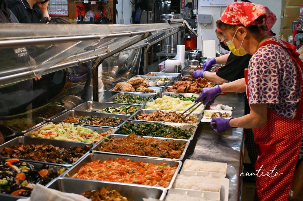 【台北】後山埤站｜阿忠自助餐便當店，自選三樣菜，大排長龍便當店