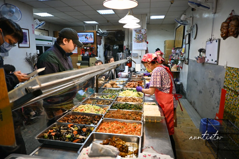【台北】後山埤站｜阿忠自助餐便當店，自選三樣菜，大排長龍便當店