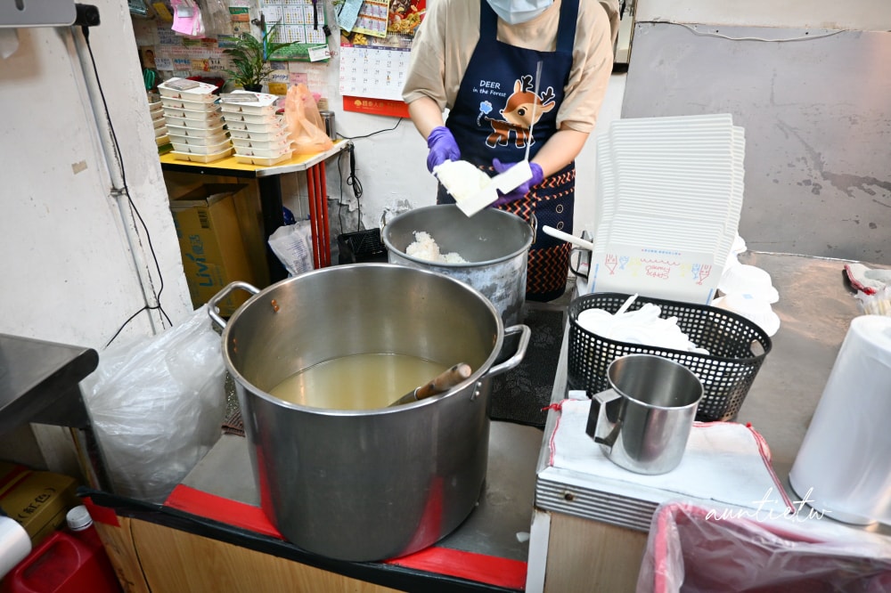 【台北】後山埤站｜阿忠自助餐便當店，自選三樣菜，大排長龍便當店