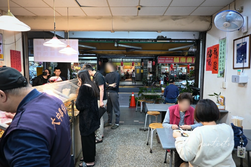 【台北】後山埤站｜阿忠自助餐便當店，自選三樣菜，大排長龍便當店