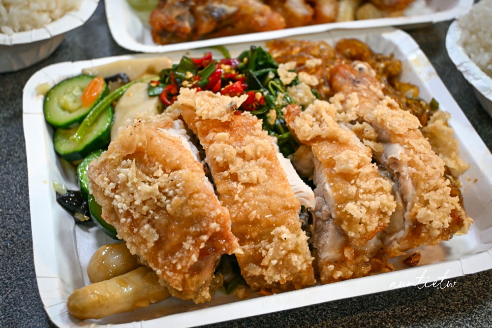 【台北】後山埤站｜阿忠自助餐便當店，自選三樣菜，大排長龍便當店