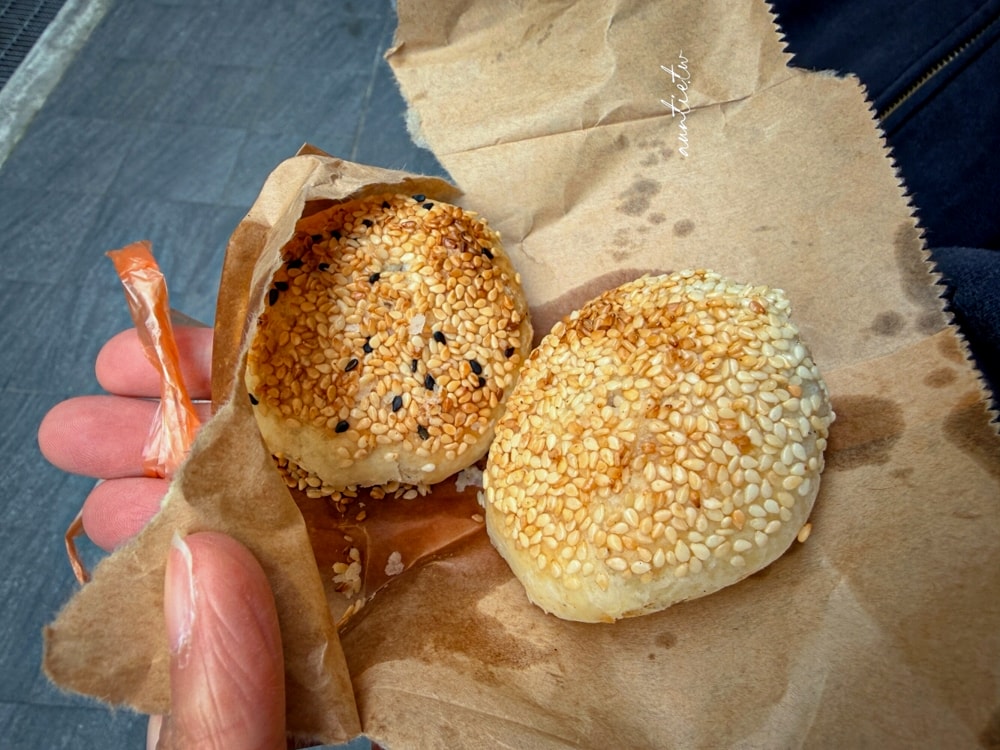 【台北】內湖站｜鼎鼎燒餅，酥香鹹酥餅紅豆餅，只能現場排隊拿號碼牌燒餅