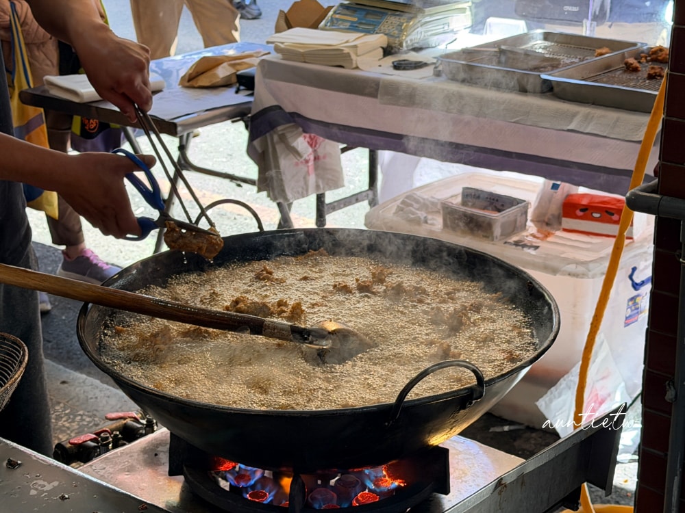 【台北】港墘｜何家百年祖傳排骨酥，肉感十足蒜味香氣實在太強，最好事先預訂不然排得天荒地老