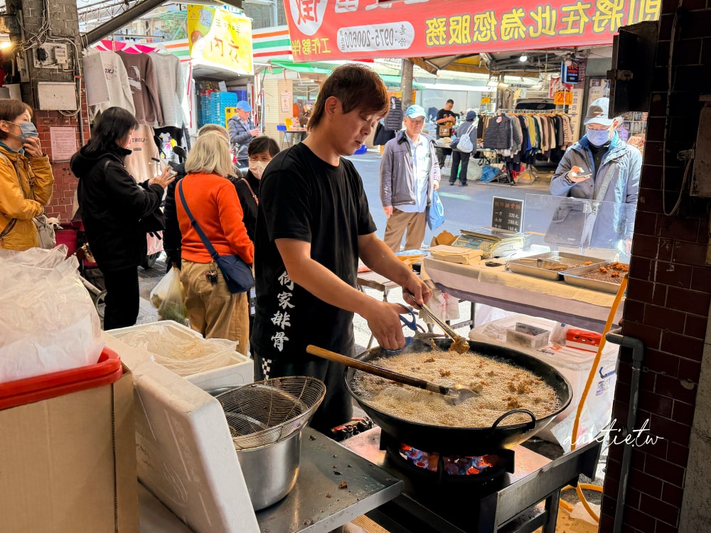 【台北】港墘｜何家百年祖傳排骨酥，肉感十足蒜味香氣實在太強，最好事先預訂不然排得天荒地老