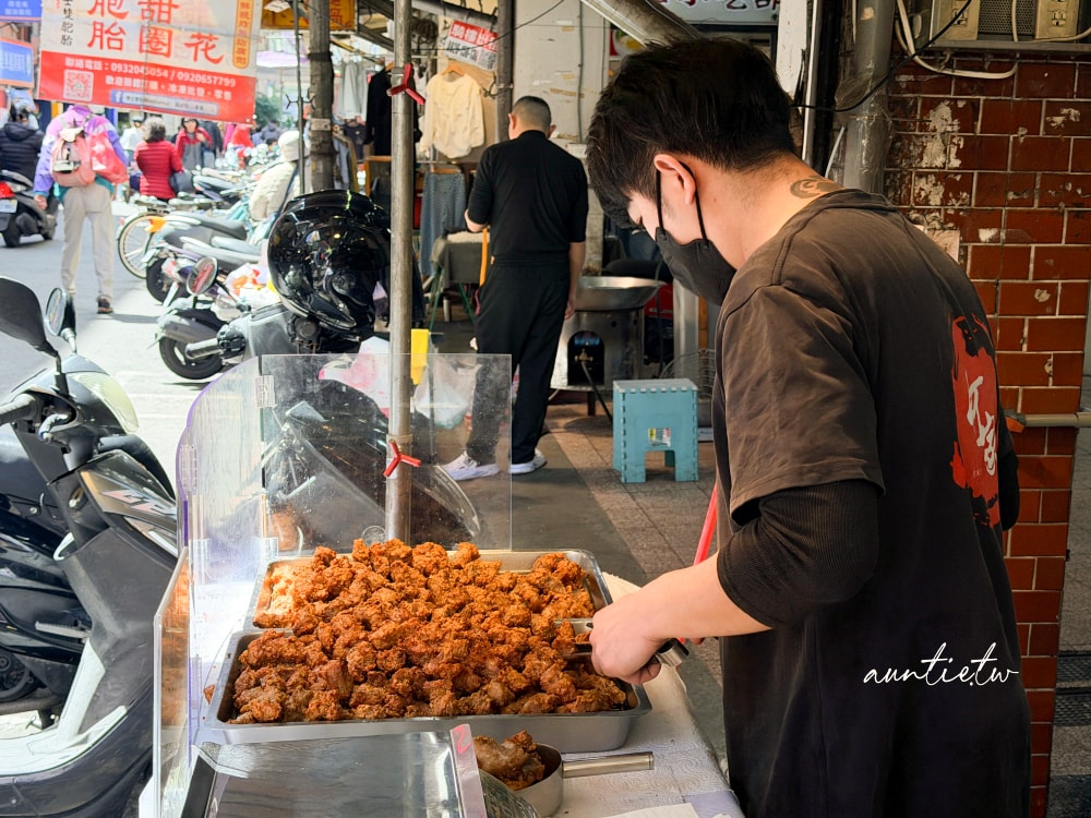 【台北】港墘｜何家百年祖傳排骨酥，肉感十足蒜味香氣實在太強，最好事先預訂不然排得天荒地老