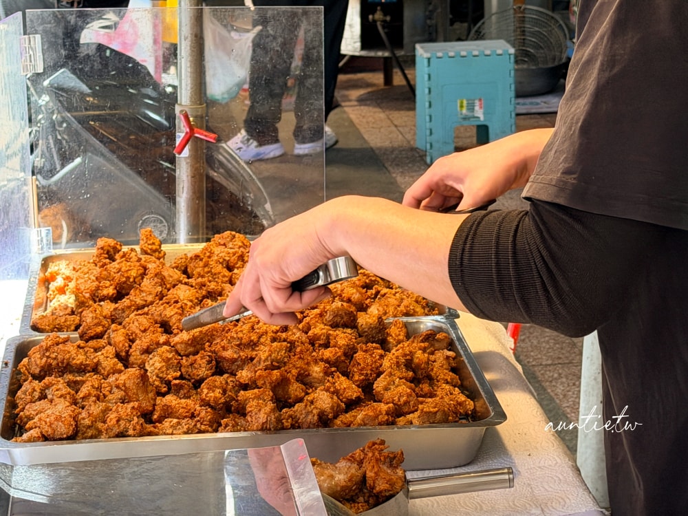 【台北】港墘｜何家百年祖傳排骨酥，肉感十足蒜味香氣實在太強，最好事先預訂不然排得天荒地老