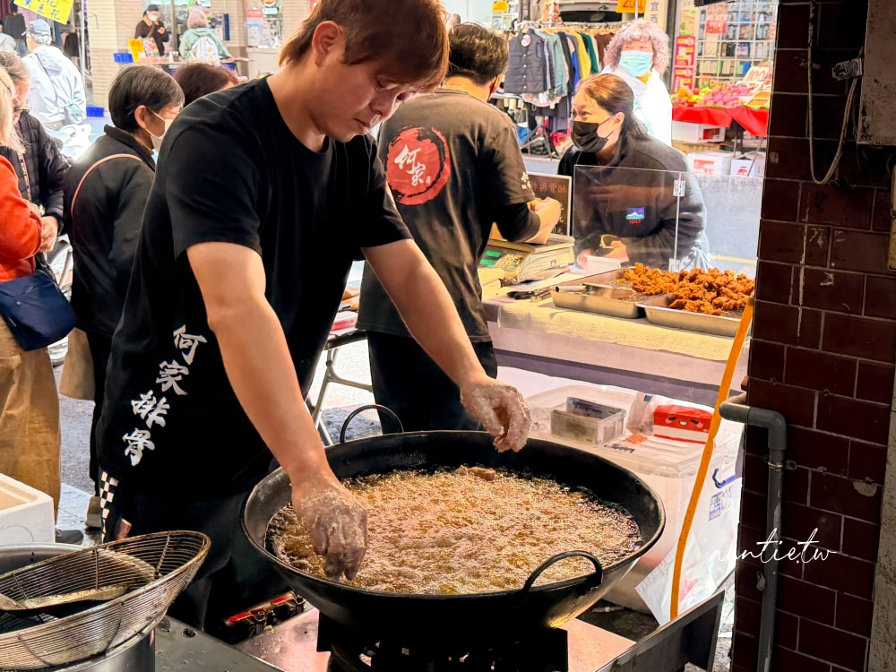 【台北】港墘｜何家百年祖傳排骨酥，肉感十足蒜味香氣實在太強，最好事先預訂不然排得天荒地老