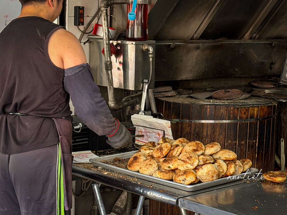 【台北】南港｜南港老張燒餅店，甜鹹都好吃，台北最強碳烤胡椒餅燒餅