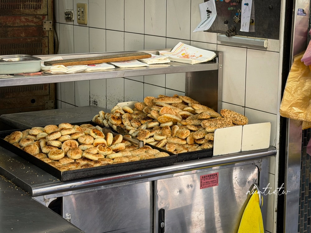 【台北】南港｜南港老張燒餅店，甜鹹都好吃，台北最強碳烤胡椒餅燒餅